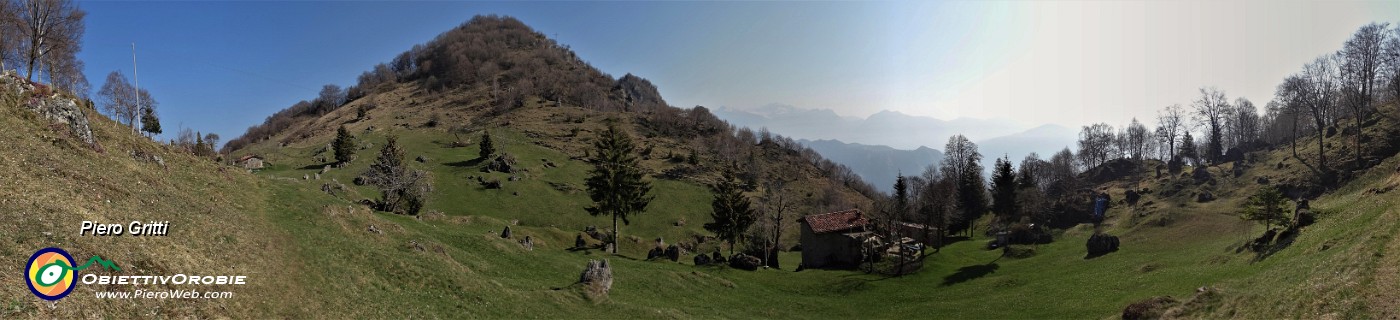 43 Bella radura prativa con vista sul Monte Zucco.jpg